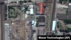 Сателитната снимка на затвора в Оленовка е на Maxar Technologies и е направена на 30 юли 2022 г. На нея се вижа как един от покривите на една от сградите е повреден. 