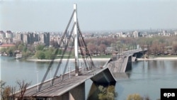 Urë afër Novi Sadit e shkatërruar nga bombardimet e NATO-s