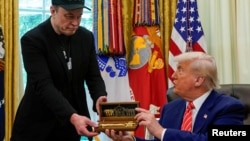 Дональд Трамп вручил Илону Маску символический ключ от Белого дома, Вашингтон, 30 мая 2025 года