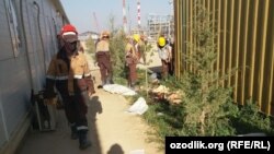 Нааразылык акциясына чыккан жумушчулар.