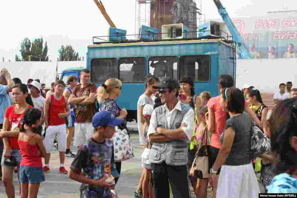 Как в далекие советские времена из передвижной радиорубки включали музыку и давали распоряжения. 