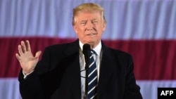 Дональд Трамп Луизиана штатындагы жолугушуу учурунда. 9-декабрь, 2016-жыл. 