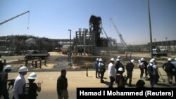 Predstavnici medija u posjetu jednom od uništenih naftnih platformi