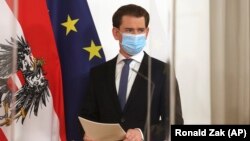 Канцлер Себастіан Курц заявив 17 січня, що, зокрема, в країні посилюють правила щодо відстані, якої мають дотримуватися люди: два метри замість одного