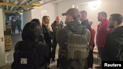 Angelina Jolie (a treia din stânga) și gazdele ei ucrainene la Herson, pe 6 noiembrie 2025.