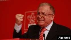 Ion Iliescu este primul președinte post-comunist al României. Fotografia îl arată la un eveniment al Partidului Social Democrat (PSD).