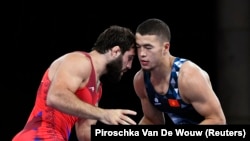 Акжол Махмудов жана Карапет Яальян Олимп оюндарынын жарым финалдык беттешинде. 2-август, 2021-ж.