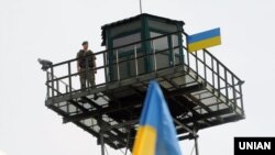 Ілюстративне фото. Спостережна вежа на пункті пропуску «Гоптівка» поблизу кордону України з Росією, Харківська область. Червень 2016 року