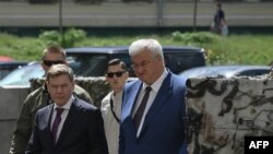 Министр иностранных дел Украины Андрей Сибига (справа) и его немецкий коллега Йоганн Вадефуль (слева) идут перед началом переговоров в Киеве 30 июня 2025 года.