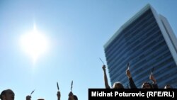 Umjetnici i aktivisti nevladinih organizacija iz cijele BiH pred zgradom Zajedničkih institucija BiH iskazuju protest na godišnjicu od općih izbora, 3. oktobar 2011.