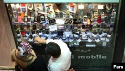 یک فروشگاه تلفن همراه در مرکز خریدی در تهران