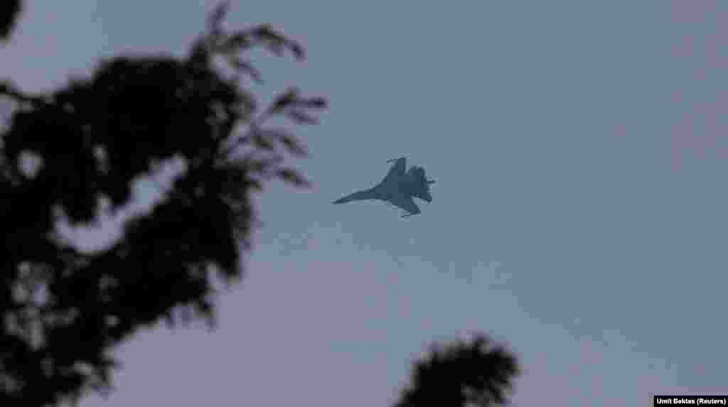 Політ російського винищувача над авіабазою Хмеймім. &laquo;Коли приземляється чи злітає великий вантажний літак, у повітря спочатку підіймається винищувач, який охороняє авіабазу кружляючи над нею&raquo;, &ndash; розповідає Бектас &nbsp;