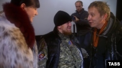 Русский актёр Иван Охлобыстин (справа) и командир отдельного подразделения боевиков «Моторола». Ноябрь 2014 года