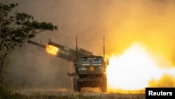 Një HIMARS amerikan duke hedhur raketa. (Fotografi nga arkivi)