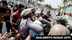 Mai mulți oameni au fost deținuți în urma ciocnirilor cu forțele de ordine din Cuba.