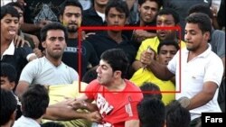 خشونت در مسابقه فوتبال بین استقلال و صنعت نفت آبادان