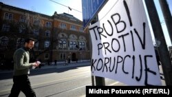 "Bosanskohercegovački primjer, u kojem se korupcija, nudi i opravdava kao neminovna ima ozbiljne posljedice i na unutrašnjem i na međunarodnom planu", piše Kurspahić