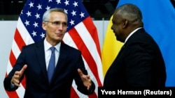 Secretarul general NATO, Jens Stoltenberg, și secretarul american al Apărării, Lloyd Austin, Bruxelles, 12 octombrie 202