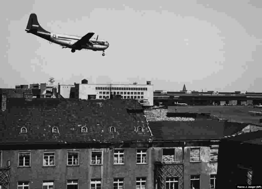 Un avion de transport american Boeing C-97 apropiindu-se de Tempelhof, peste acoperișurile Berlinului, venind de la Frankfurt, la 4 mai 1949. Avionul putea transporta pînă la 25 de tone de bunuri.