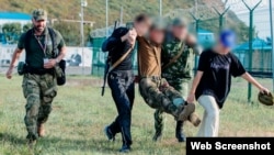 Зображення з вебсайту табору Change ілюструють те, що там називають «громадянсько-патріотичною освітою»