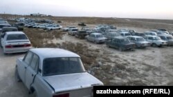 Автомобили ВАЗ на туркменско-казахстанской границе   