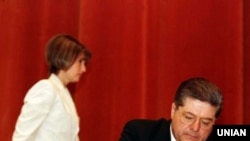 Лідер партії «Громада» Павло Лазаренко та голова тіньового кабінету партії «Громада» Юлія Тимошенко під час з'їзду партії в Києві, 1997 рік