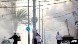 პალესტინელები თავშესაფრისკენ გარბიან ალ-შიფის საავადმყოფოს მახლობლად საომარი მოქმედებების დროს. ღაზა. 1 ნოემბერი, 2023 წელი