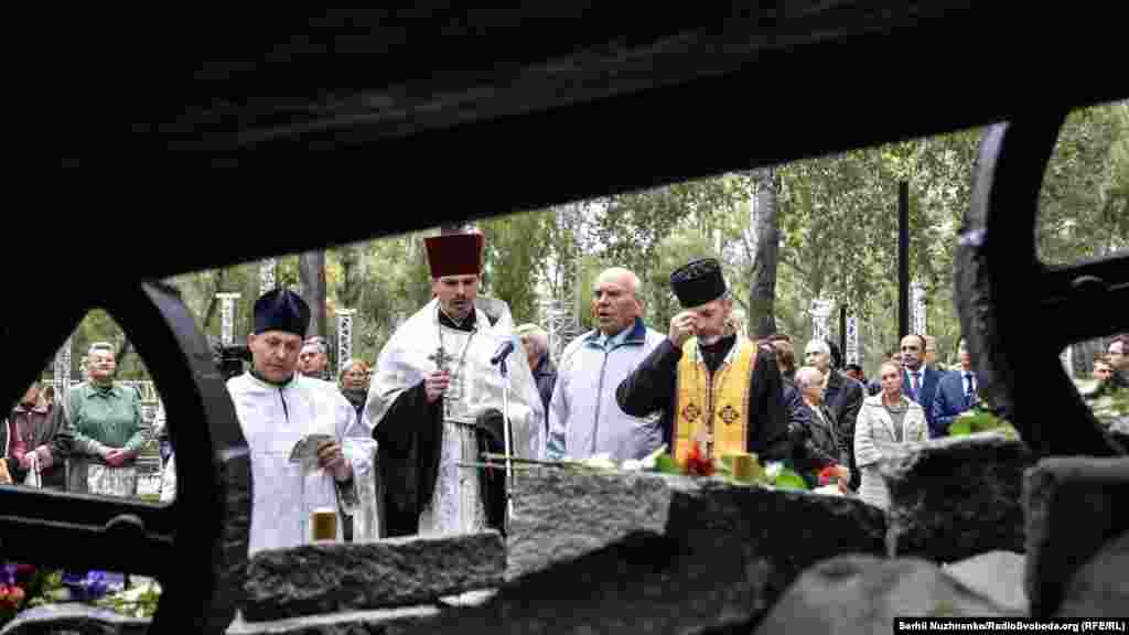 На початку, із різних причин, зокрема через розбіжність поглядів, на місце розташування монументу в Києві циганську кибитку так і не встановили. За одним із варіантів, монумент мав бути в районі пам&#39;ятника жертвам Бабиного Яру і виглядати як кибитка, що летить у прірву. Але композиція тривалий час простояла на заводі, а потім і взагалі отримала нове &laquo;місце проживання&raquo; &ndash; місто Кам&rsquo;янець-Подільський. Де пам&#39;ятник і пробув майже 20 років, і лише в липні 2016 року йогу перевезли до Києва, щоб встановити в Бабиному Яру