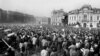 Decembrie 1989 - Oameni adunându-se în fața Comitetului Central al Partidului Comunist, de unde a fugit Nicolae Ceaușescu la 22 decembrie
