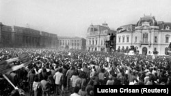 Bucureșteni adunați în fața sediului Comitetului Central al PCR, după fuga dictatorului Nicolae Ceaușescu, 22 decembrie 1989