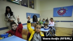 Prvi školski dan u jednoj od osnovnih škola u Beogradu, 1.septembar 2010