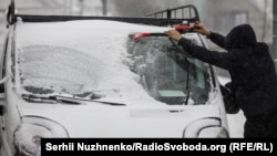 За прогнозами Укргідрометцентру, температура повітря у Києві цієї ночі 6-8° морозу, завтра вдень 2-4° морозу