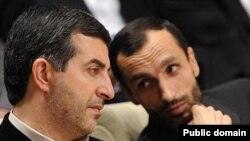 اسفندیار رحیم مشایی، رییس دفتر محمود احمدی نژاد به همراه حمید بقایی