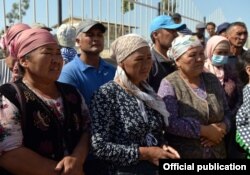 Максат айылынын тургундары президент менен жолугушуу учурунда. 27-май, 2021-жыл.