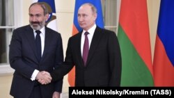 Встреча премьер-министра Армении Никола Пашиняна (слева) и президента России Владимира Путина (архив)