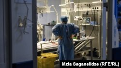 Медицински служител в интензивно отделение за пациенти с COVID-19. Снимката е илюстративна