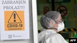 Medicinsko osoblje s zaštitnom maskom na licu ispred Kliničke bolnice Dubrava, Zagreb (4. ožujka 2021.)