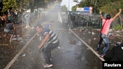Під час спроби прориву поліція Угорщини застосувала водомети і подразливий газ, 16 вересня 2015 року