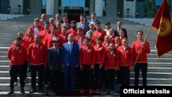 Рио олимпиадасына аттанган кыргыз спортчулары президент менен.