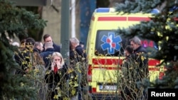 Okupljeni ispred škole u kojoj se desio napad, Zagreb 20.decembar 2024. 