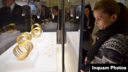 Brățări dacice expuse la o expoziție de la Craiova din noiembrie 2015. 