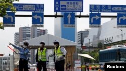 Policija ispred ulaza u olimpijsko selo u Tokiju, Japan (13. juli 2021.)