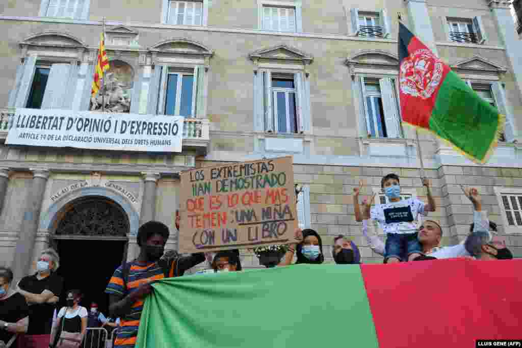 Njerëzit duke marrë pjesë në një demonstratë të thirrur nga shoqata feministe &quot;Ca la Dona&quot;, në mbështetje të grave dhe vajzave afgane, në Barcelonë, Spanjë. (18 gusht)