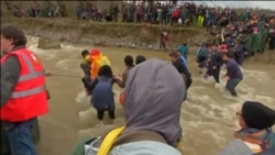 Migranti prelaze reku u blizini grčko-makedonske granice