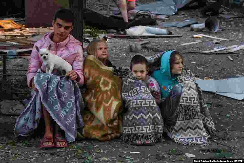 Даҳҳо нафар маҷбур шудаанд, ки хонаҳои нимвайронаи худро дар Киев тарк кунанд