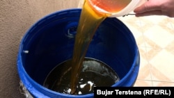 Grumbullimi i vajit të ushqimit për tu ricikluar në vaj makinash.