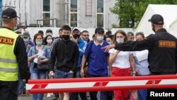 Коронавируска каршы вакцина алуу үчүн кезекте турган мигранттар. Москва. 26-июнь, 2021-жыл.