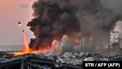 Helikopterrel oltják a tüzet a bejrúti kikötőben, 2020. augusztus 4-én.