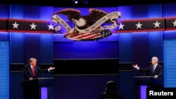 Donald Trump (b) és Joe Biden vitája 2020. október 22-én.