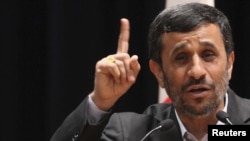 محمود احمدى‌نژاد در بخشى از اظهارات روز دوشنبه خود از نظام بين‌المللى به عنوان «نظام سلطه» نام برد و گفت كه «هيچ نظريه‌اى غير از جامعه مهدوى نمى‌تواند جايگزين وضع موجود دنيا شود.»